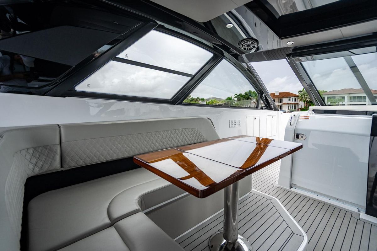 2024 Cruisers Yachts 50 
