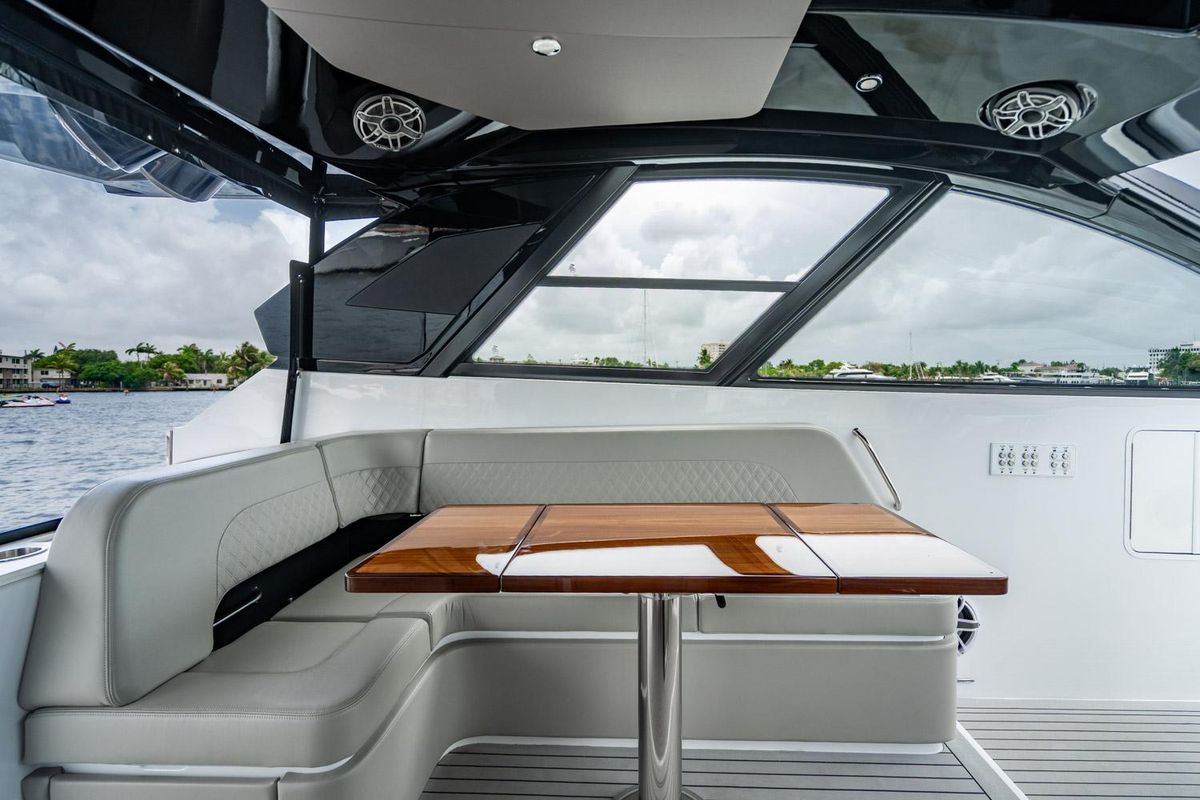 2024 Cruisers Yachts 50 