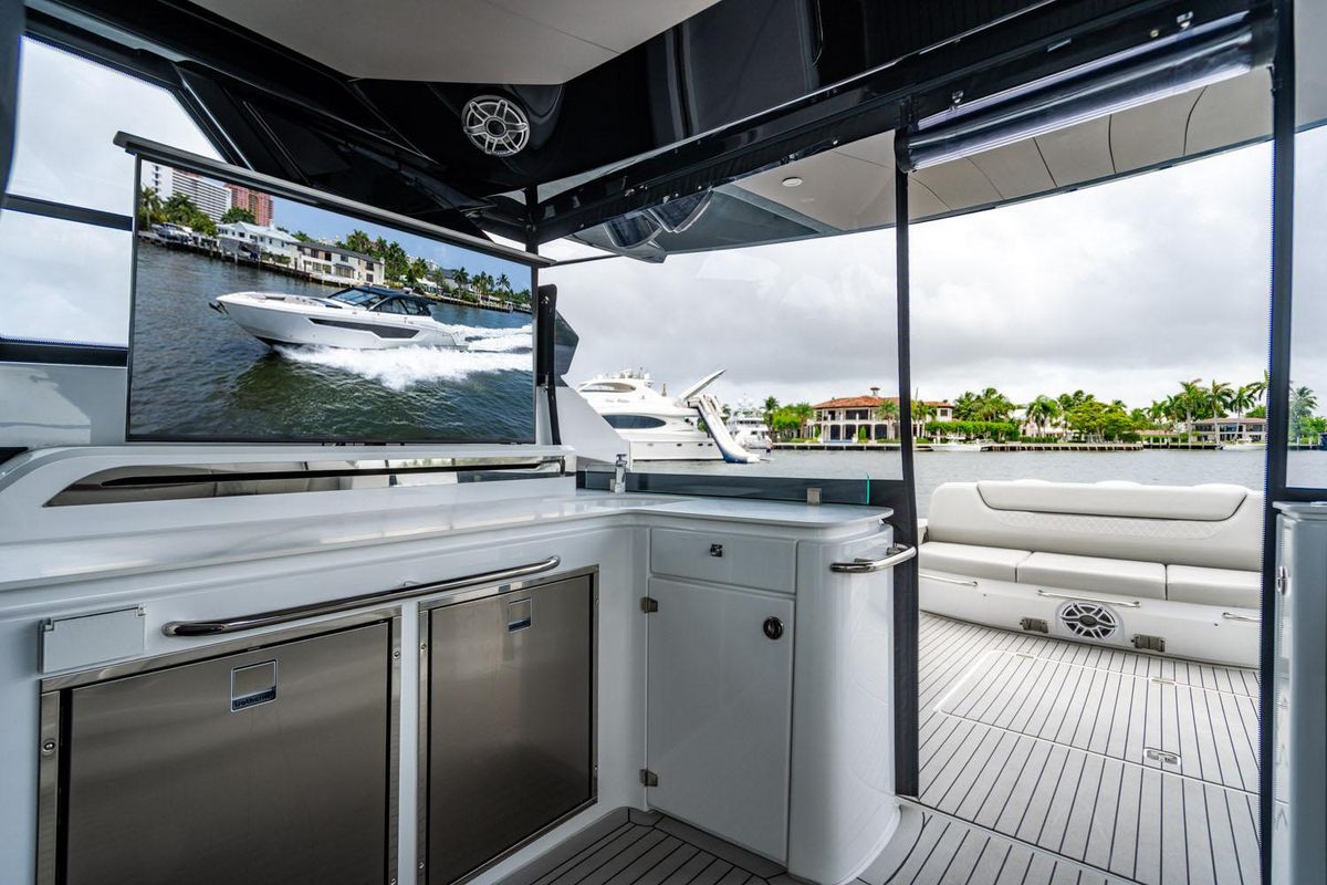 2024 Cruisers Yachts 50 