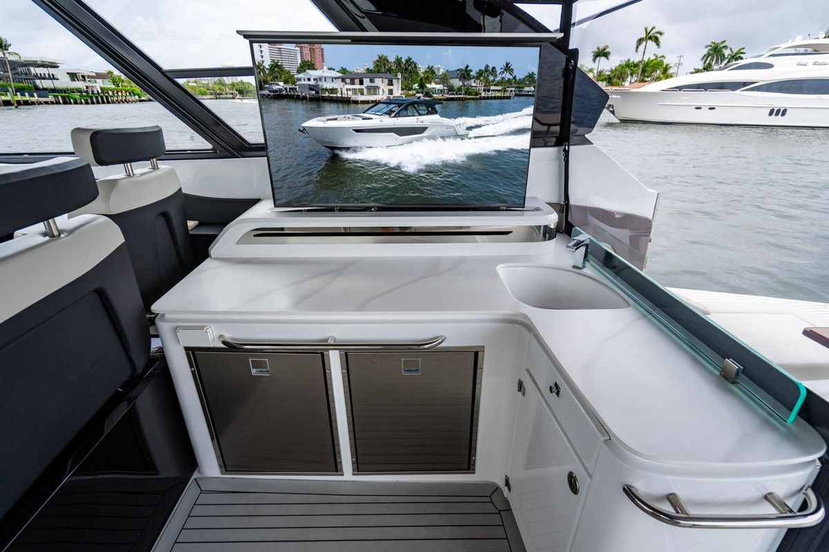 2024 Cruisers Yachts 50 