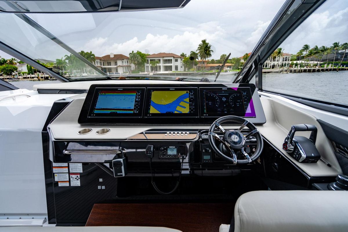 2024 Cruisers Yachts 50 