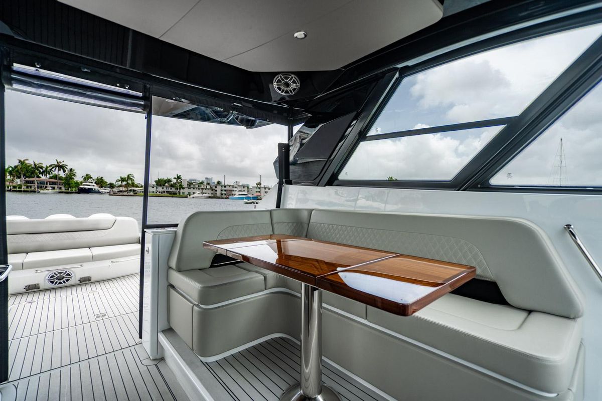 2024 Cruisers Yachts 50 