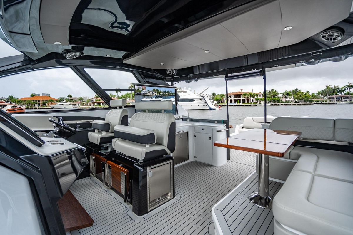 2024 Cruisers Yachts 50 