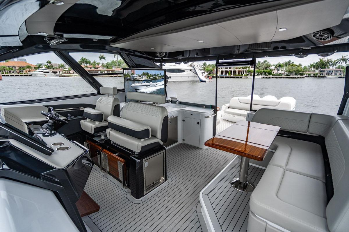 2024 Cruisers Yachts 50 