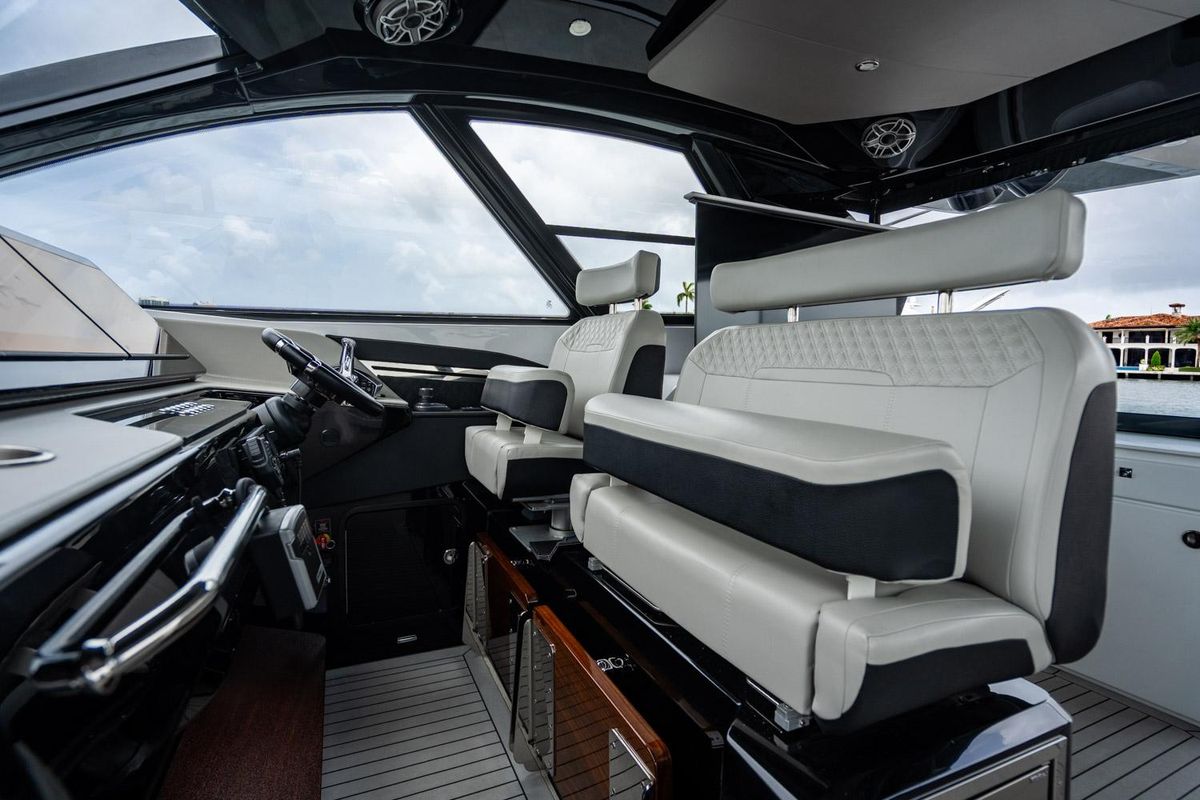 2024 Cruisers Yachts 50 
