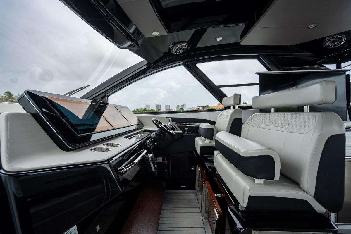 2024 Cruisers Yachts 50 