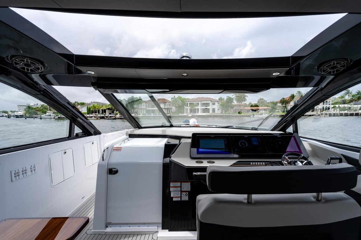 2024 Cruisers Yachts 50 