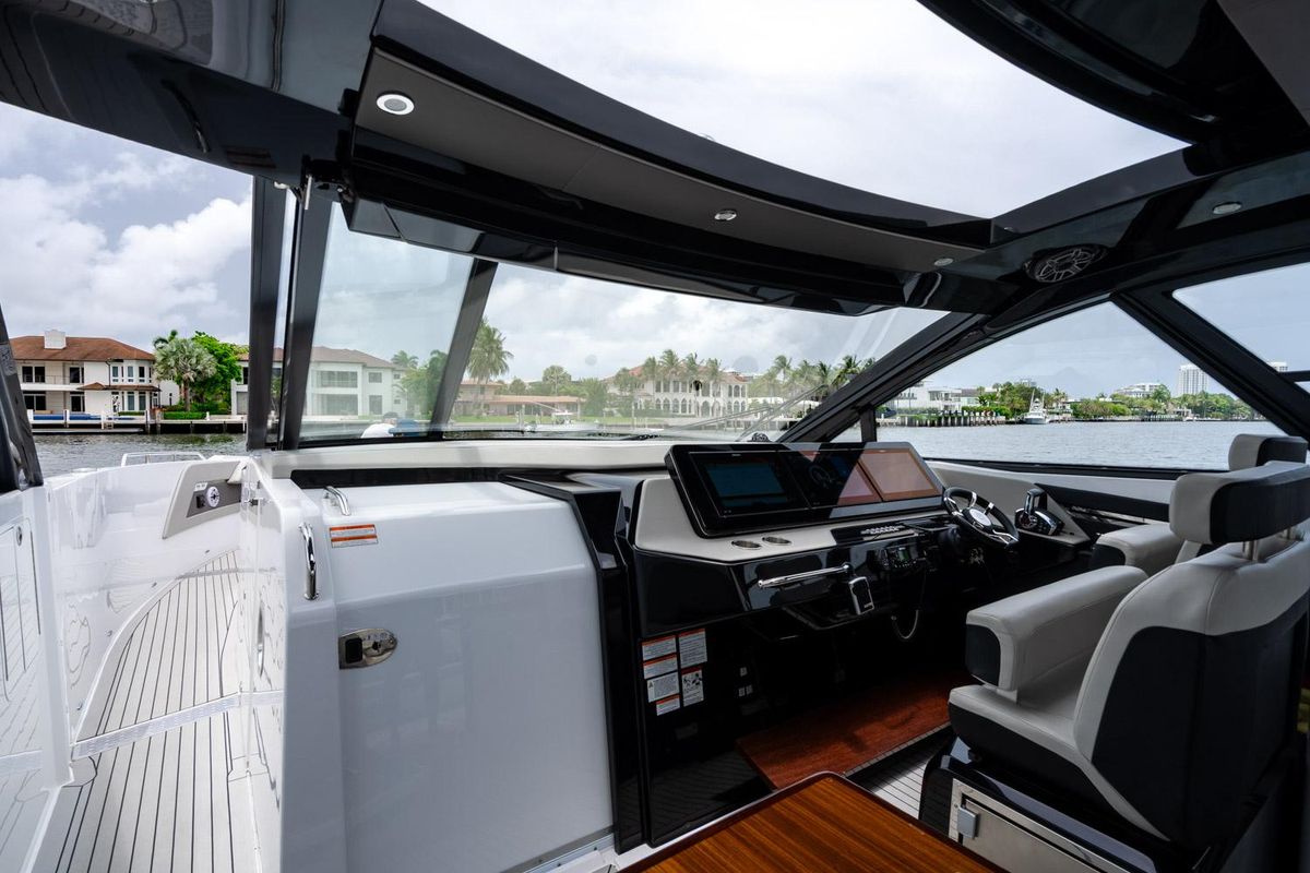 2024 Cruisers Yachts 50 