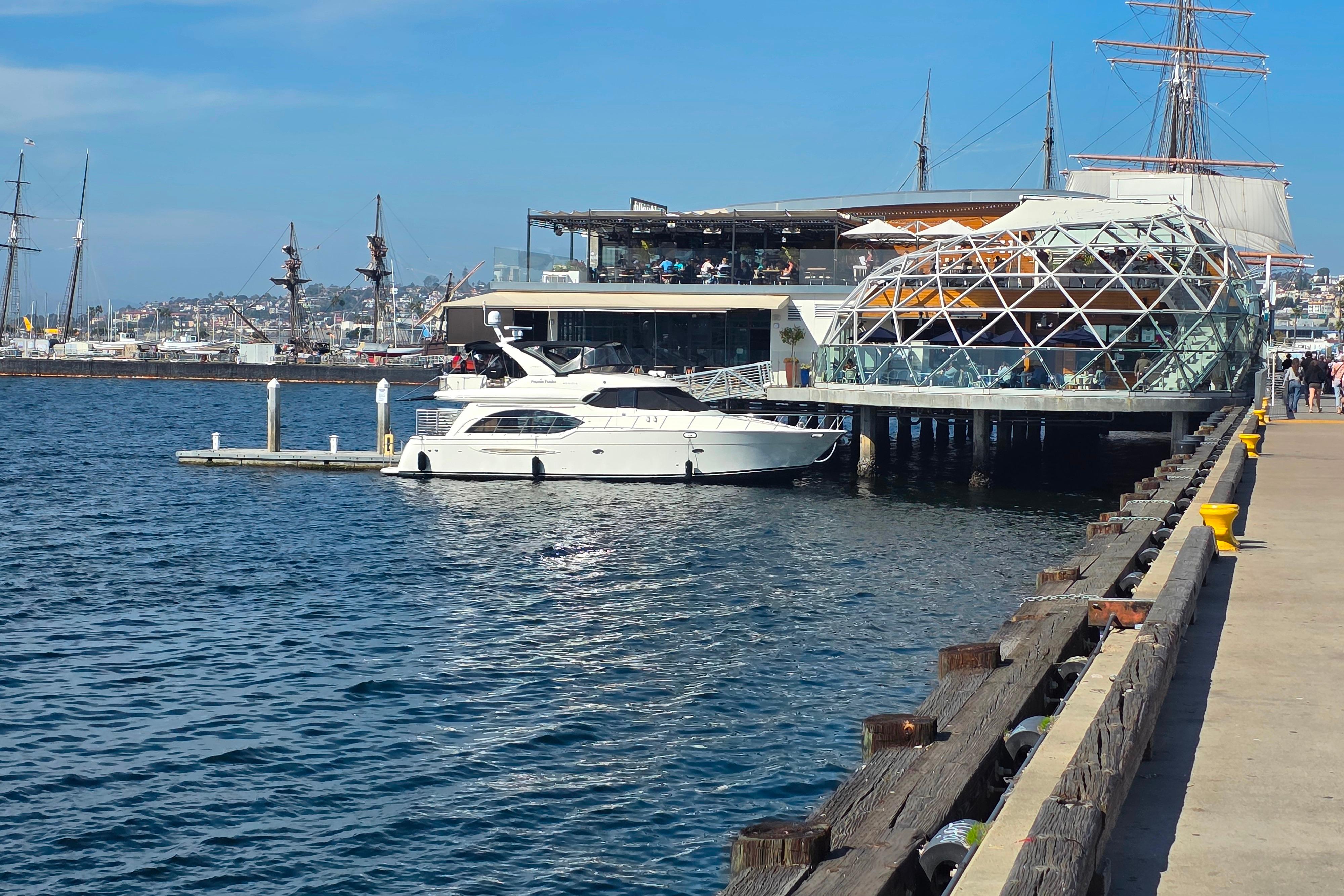 Meridian 580 Pilothouse