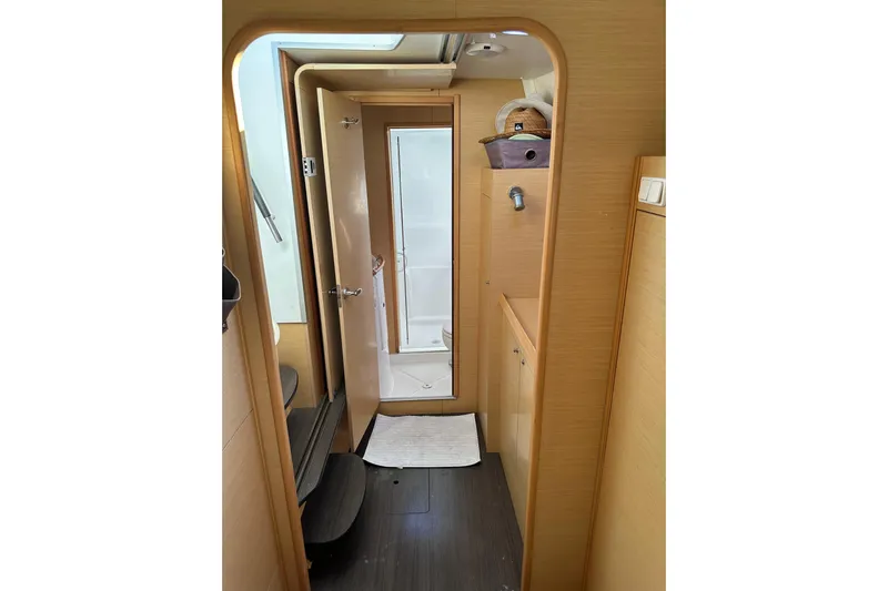 Alice Yacht Photos Pics Interior of 2015 Lagoon 380 S2 yacht, featuring a compact bathroom.