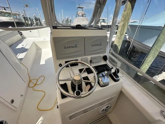  Yacht Photos Pics 2021 AmeraCat 27 Gen II DC boat helm with Garmin navigation displays.