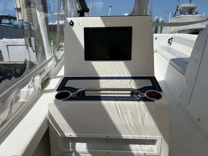  Yacht Photos Pics 2021 AmeraCat 27 Gen II DC boat interior with screen and cup holders.