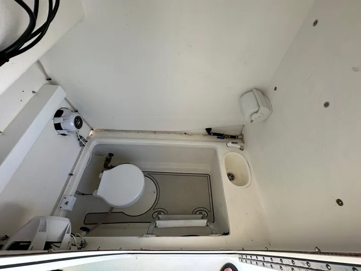  Yacht Photos Pics 2021 AmeraCat 27 Gen II DC boat interior bathroom with toilet and sink.