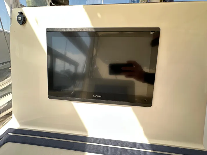  Yacht Photos Pics Garmin display on 2021 AmeraCat 27 Gen II DC boat dashboard.