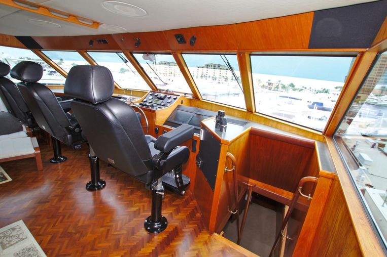 1986-86-stephens-enclosed-pilothouse-my
