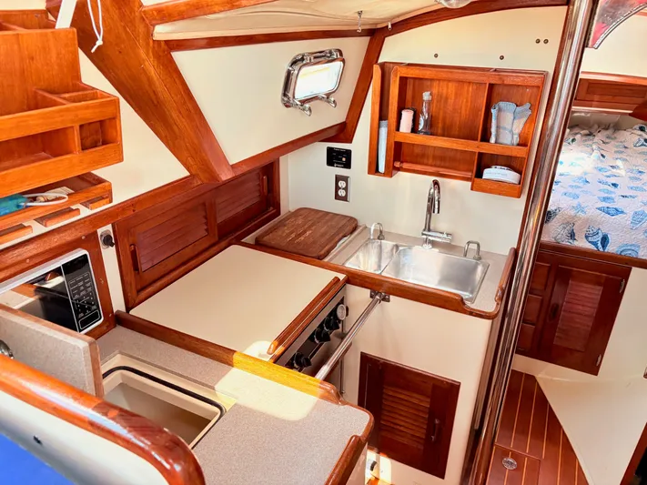 Endeavor Yacht Photos Pics 