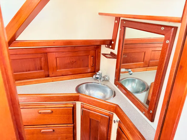 Endeavor Yacht Photos Pics 