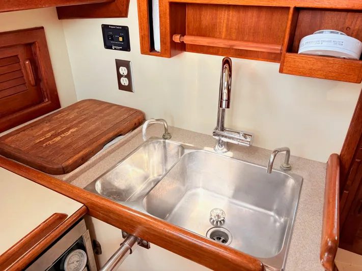 Endeavor Yacht Photos Pics 