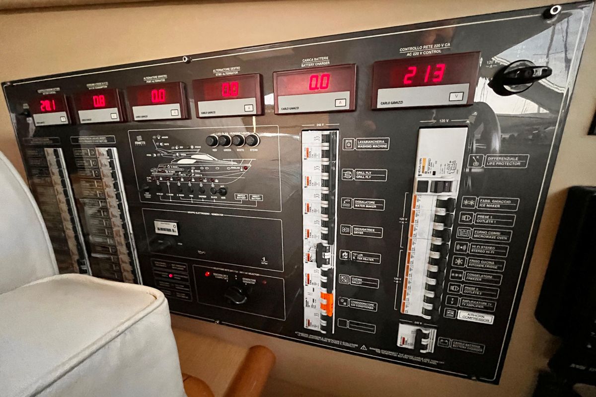 2004 Ferretti Yachts 53 