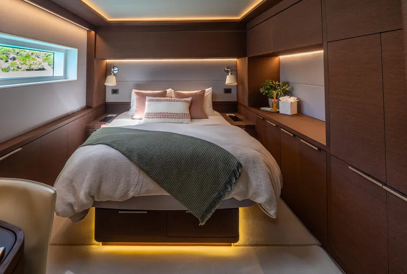 Aeolus 77 Yacht Photos Pics VIP Cabin