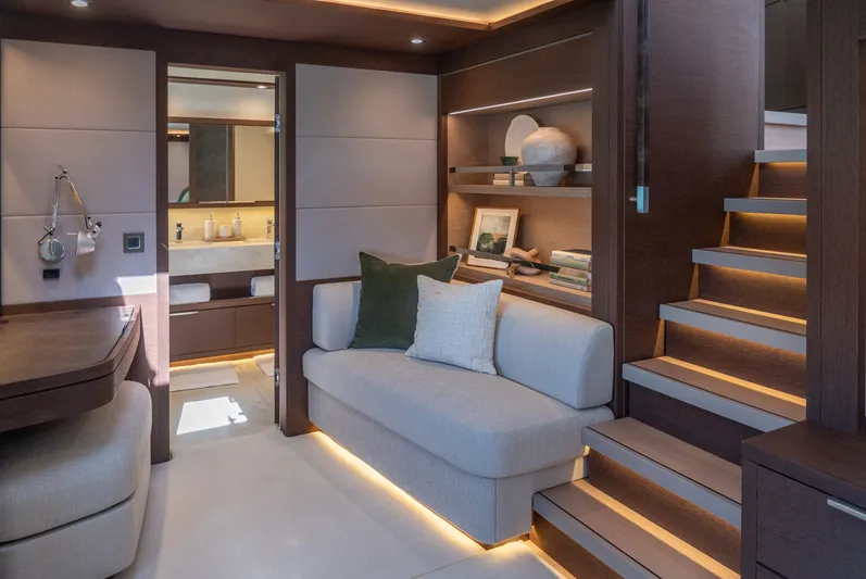 Aeolus 77 Yacht Photos Pics Owner's Suite