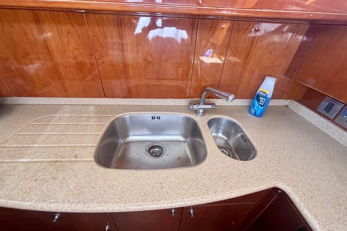 2004 Viking Princess 61 