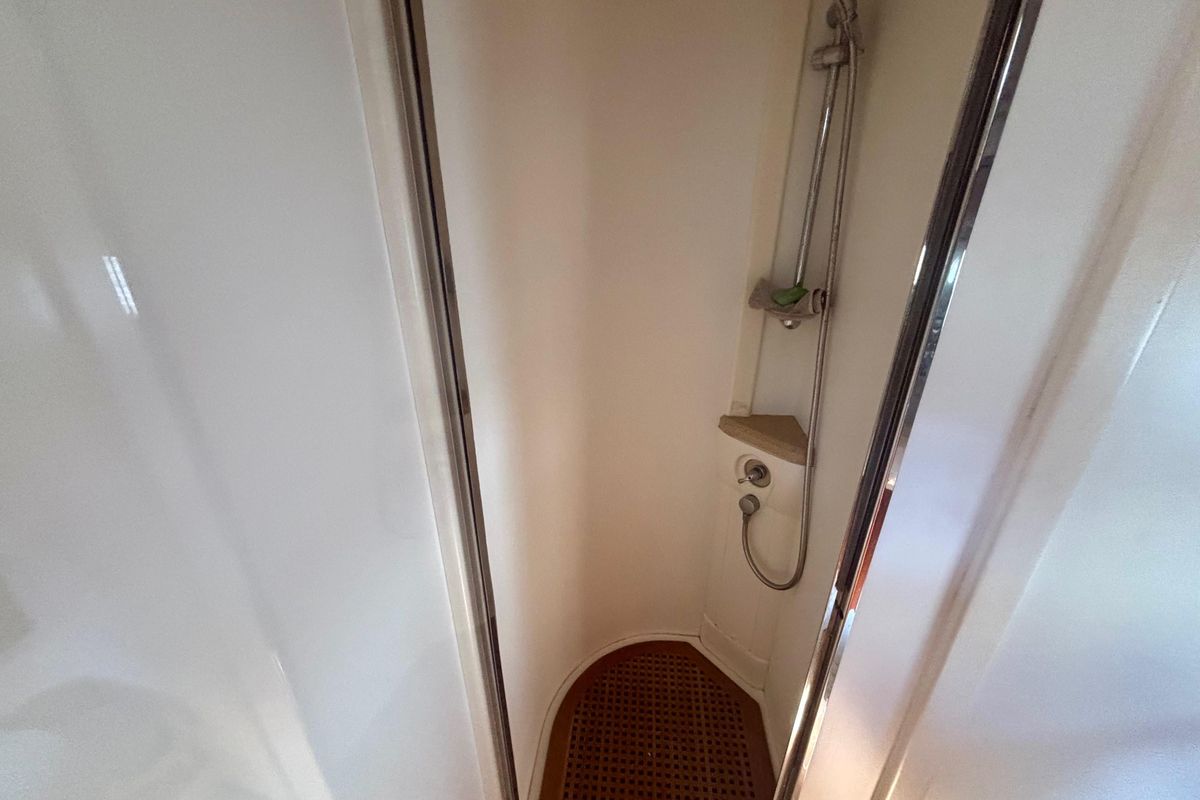 2004 Viking Princess 61 