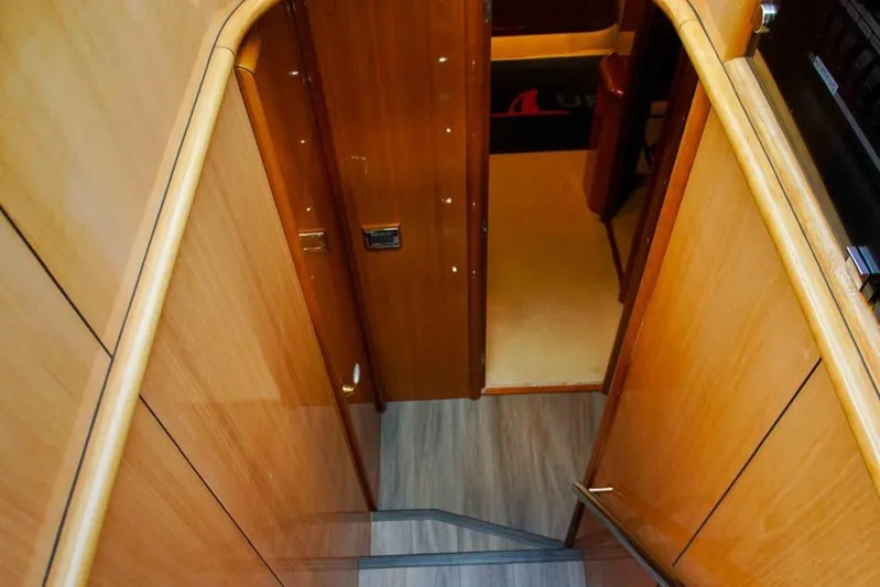 Fins Up Yacht Photos Pics 