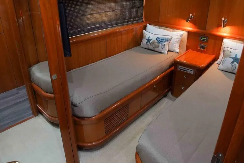 Fins Up Yacht Photos Pics 