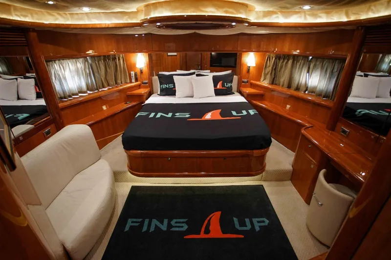 Fins Up Yacht Photos Pics 