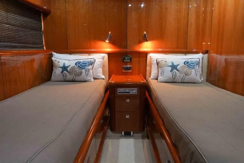 Fins Up Yacht Photos Pics 