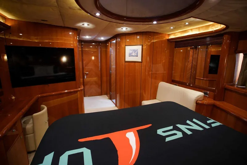 Fins Up Yacht Photos Pics 