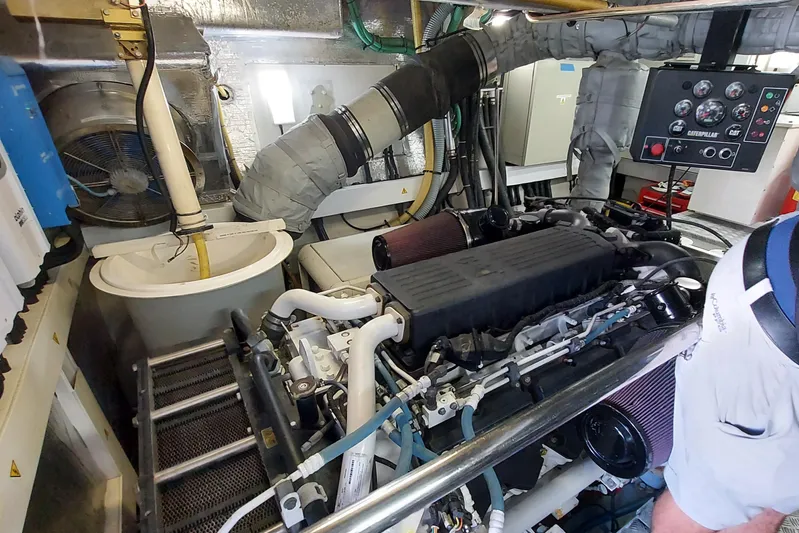 Fins Up Yacht Photos Pics 