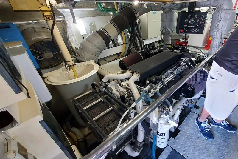 Fins Up Yacht Photos Pics 