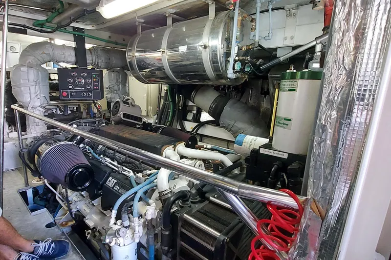 Fins Up Yacht Photos Pics 