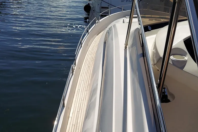 Fins Up Yacht Photos Pics 