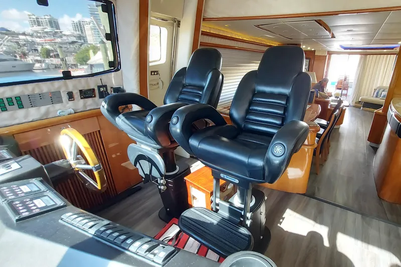 Fins Up Yacht Photos Pics 