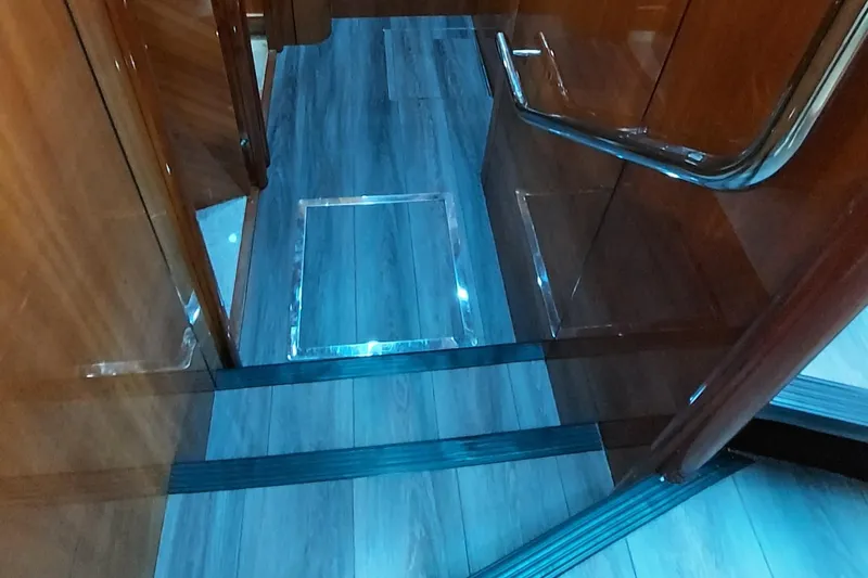 Fins Up Yacht Photos Pics 