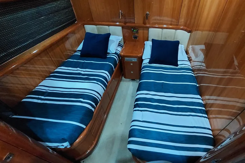 Fins Up Yacht Photos Pics 