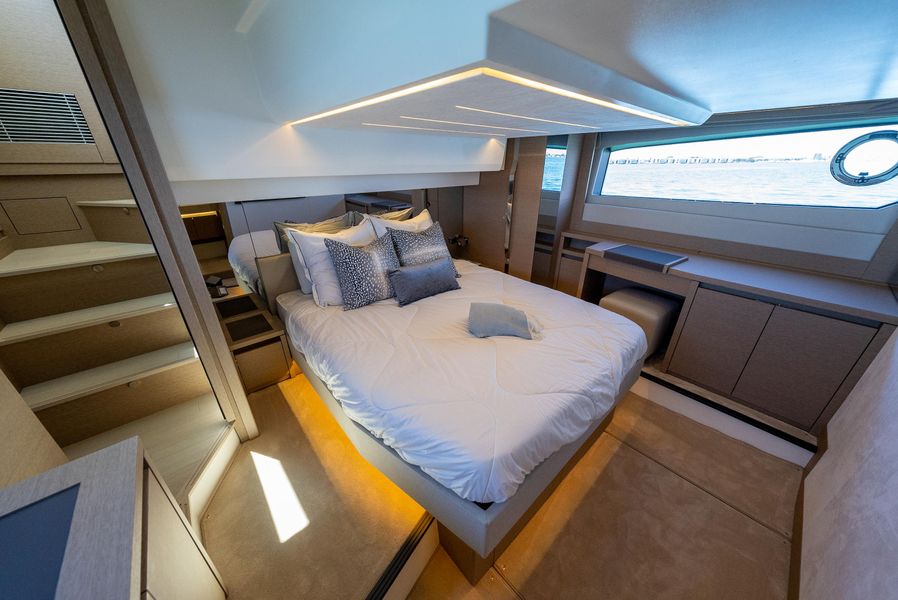 2022 Prestige 520 Flybridge