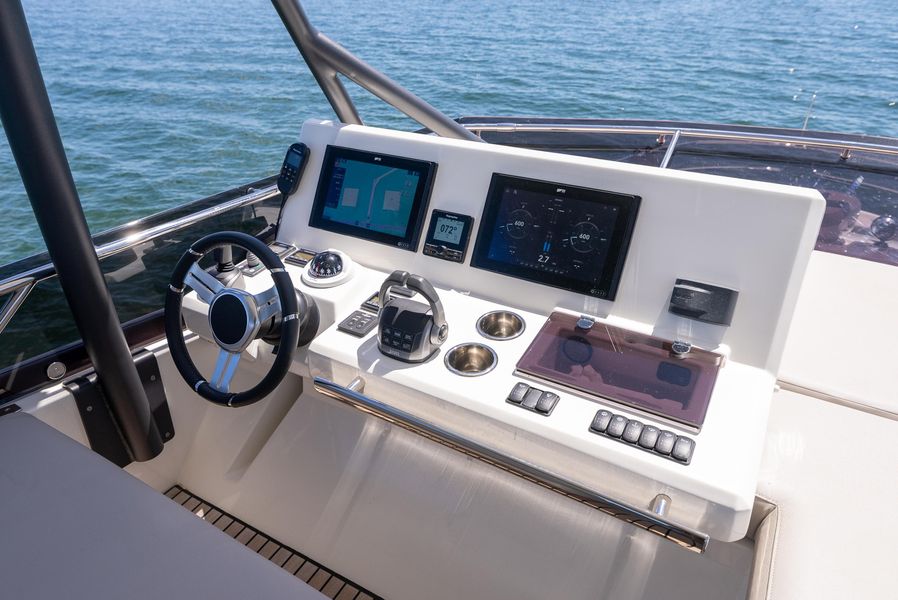 2022 Prestige 520 Flybridge