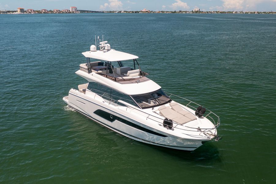 2022 Prestige 520 Flybridge