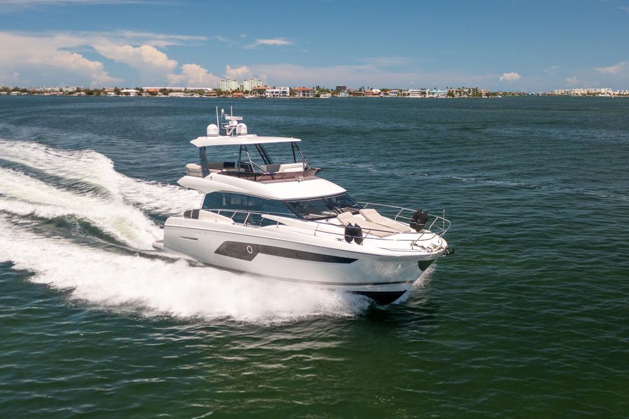 2022 Prestige 520 Flybridge