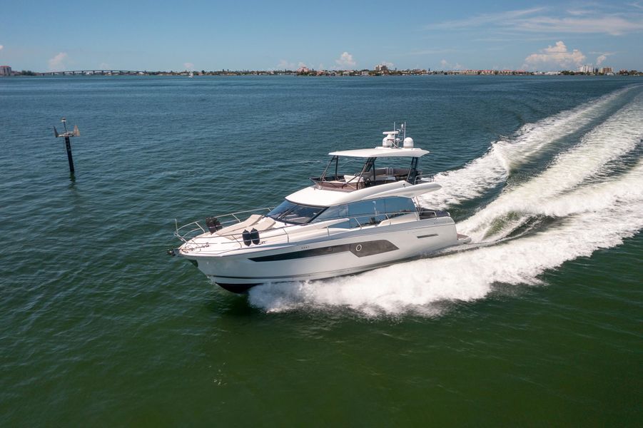 2022 Prestige 520 Flybridge