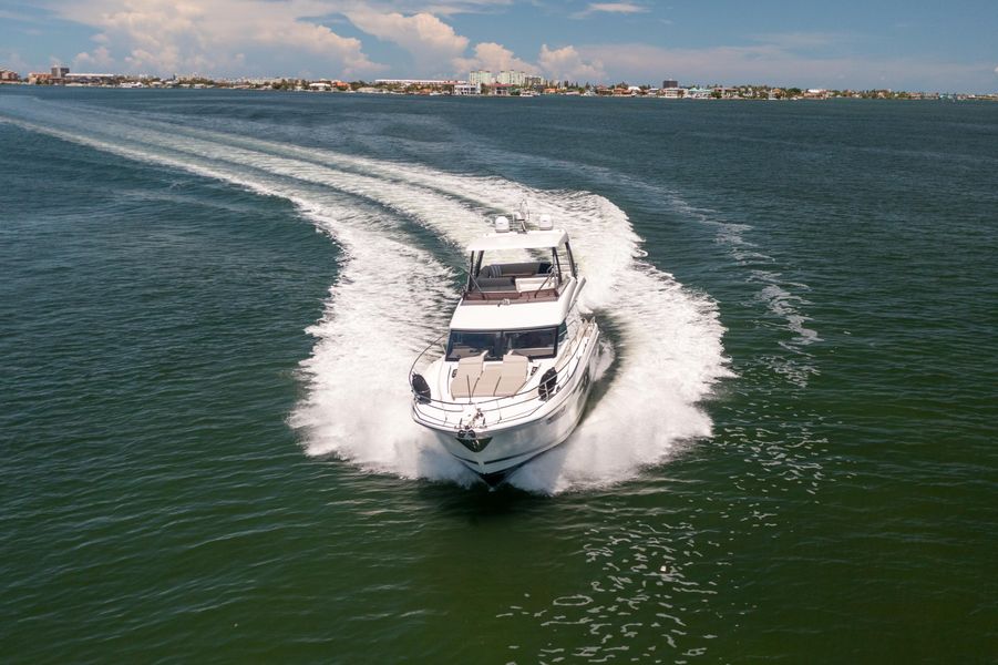 2022 Prestige 520 Flybridge