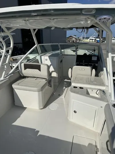  Yacht Photos Pics 2024 Sailfish 276 DC boat interior with seating and control console.