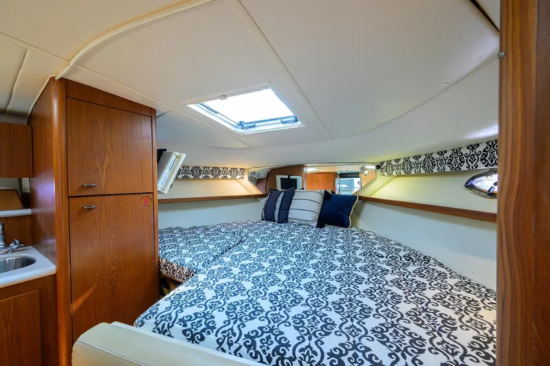 Black Jack Yacht Photos Pics Tiara 3100 LE Black Jack - Cabin, Berth