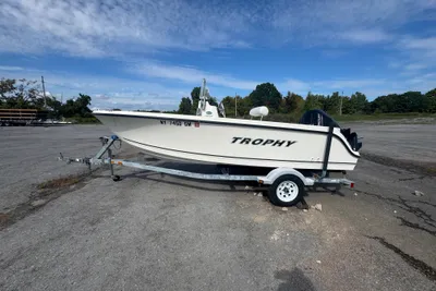 Trophy 1703 Center Console