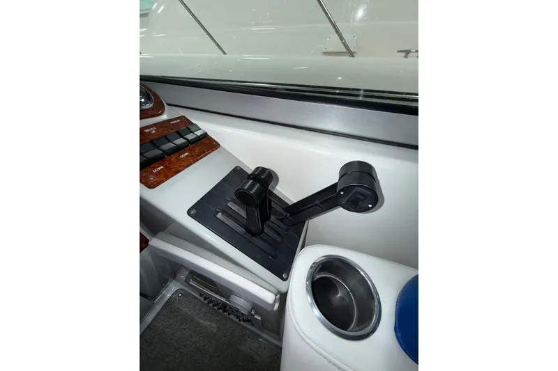  Yacht Photos Pics 2004 Formula 34 Performance Cruiser throttle controls and dashboard detail.