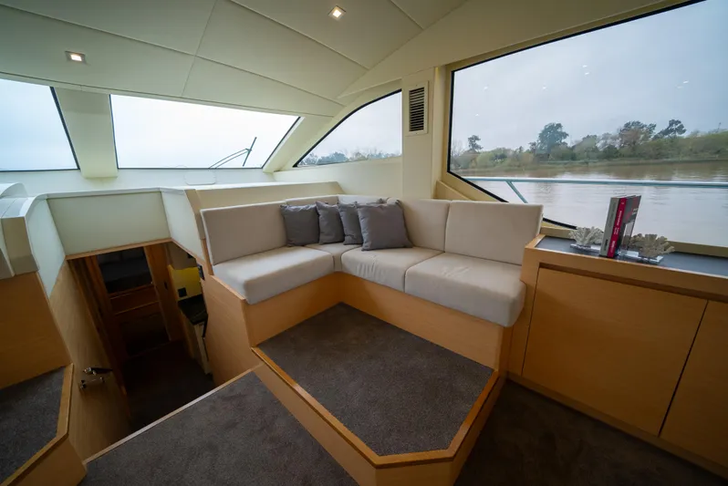 Semi-custom Yacht Photos Pics 